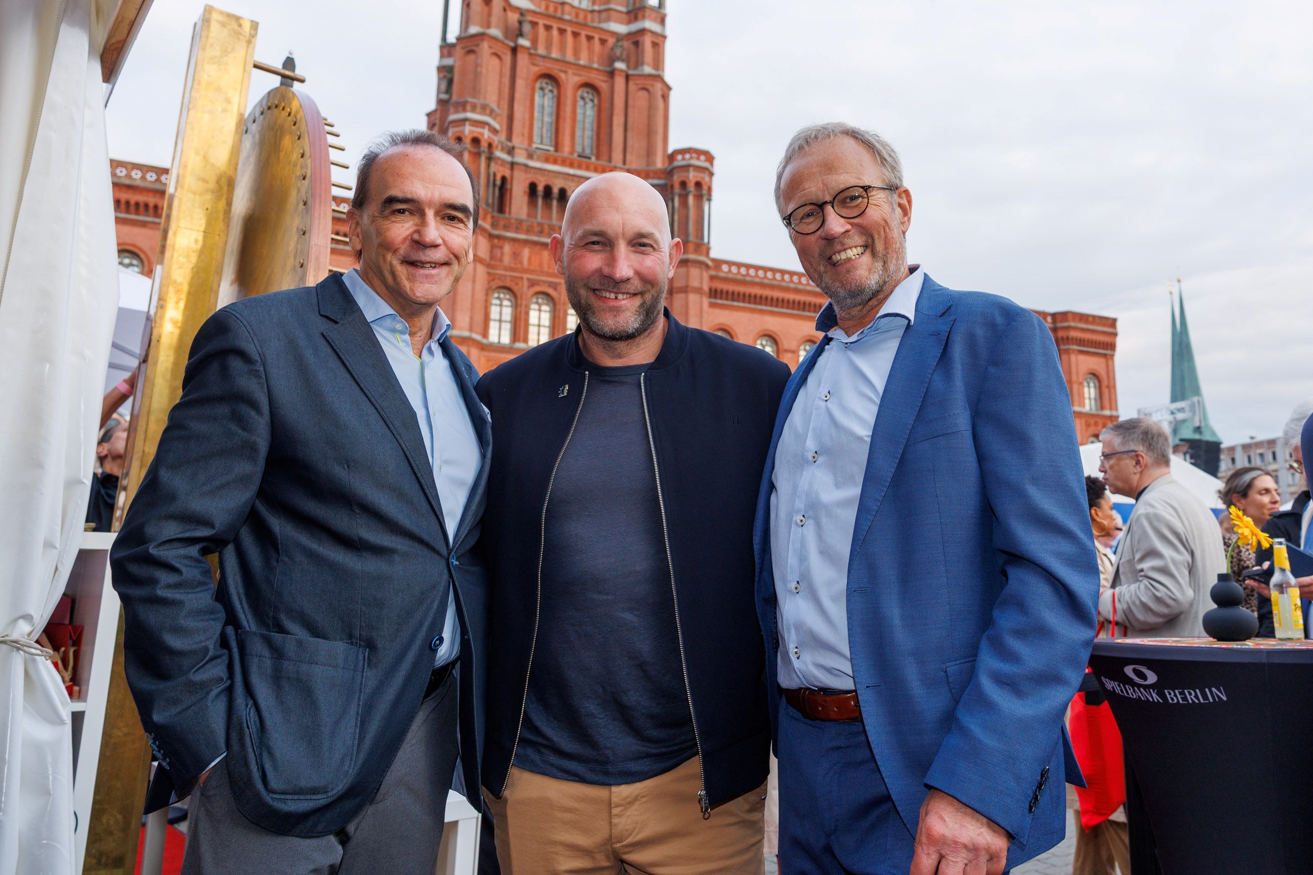 Beim Hoffest 2026 vor dem Roten Rathaus: (v.l.) Gerhard Wilhelm, Ronald Rauhe und ISTAF-Meetingdirektor Martin Seeber | Dirk Lässig